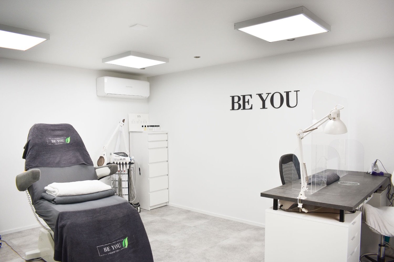 De behandelruimte van Salon BeYou met BE YOU-letters op de muur